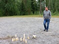 Mölkynheittoa, keiloja kääntelemässä Olavi Erola.