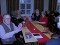 Matti Jukarainen esittelee lahjaansa