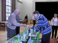 Voide-esittelijän seurassa Jouko Ilvonen ja Aino Leppänen