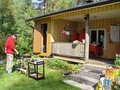 Isäntä Esko Ahonen makkaraa grillaamassa