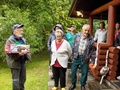 Lahjan vastaanotti isäntäpariskunta Sinikka Luukkonen ja Veikko Jokinen