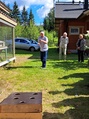 Raimo Kontinen heittää, taustalla Esko ja Pirkko Ahonen