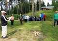 Mölkkykisa, Risto Reponen heitti, avustamassa Tuula Paunonen
