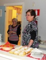 Ohessa kahvin juontia, jakajat Sirpa Muhonen ja Margit Auvinen.
