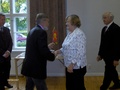 Yhdistyksen pj Ilkka Järvinen vastaanotti